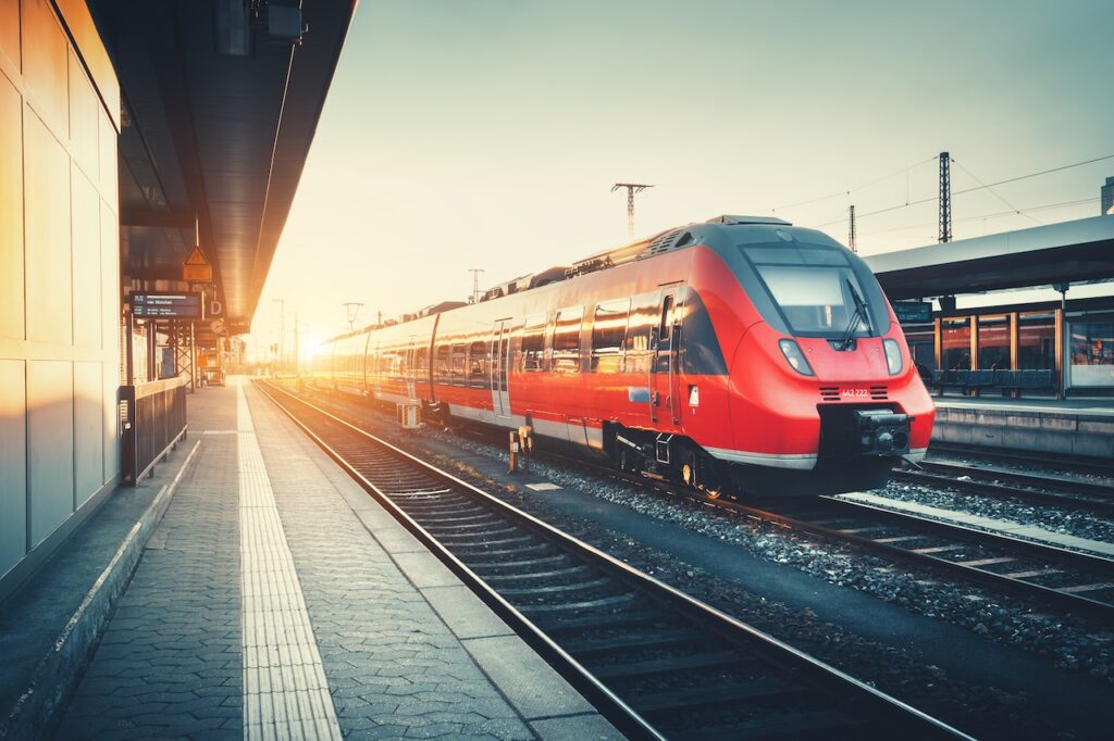 rote Bahn fährt in Bahnhof