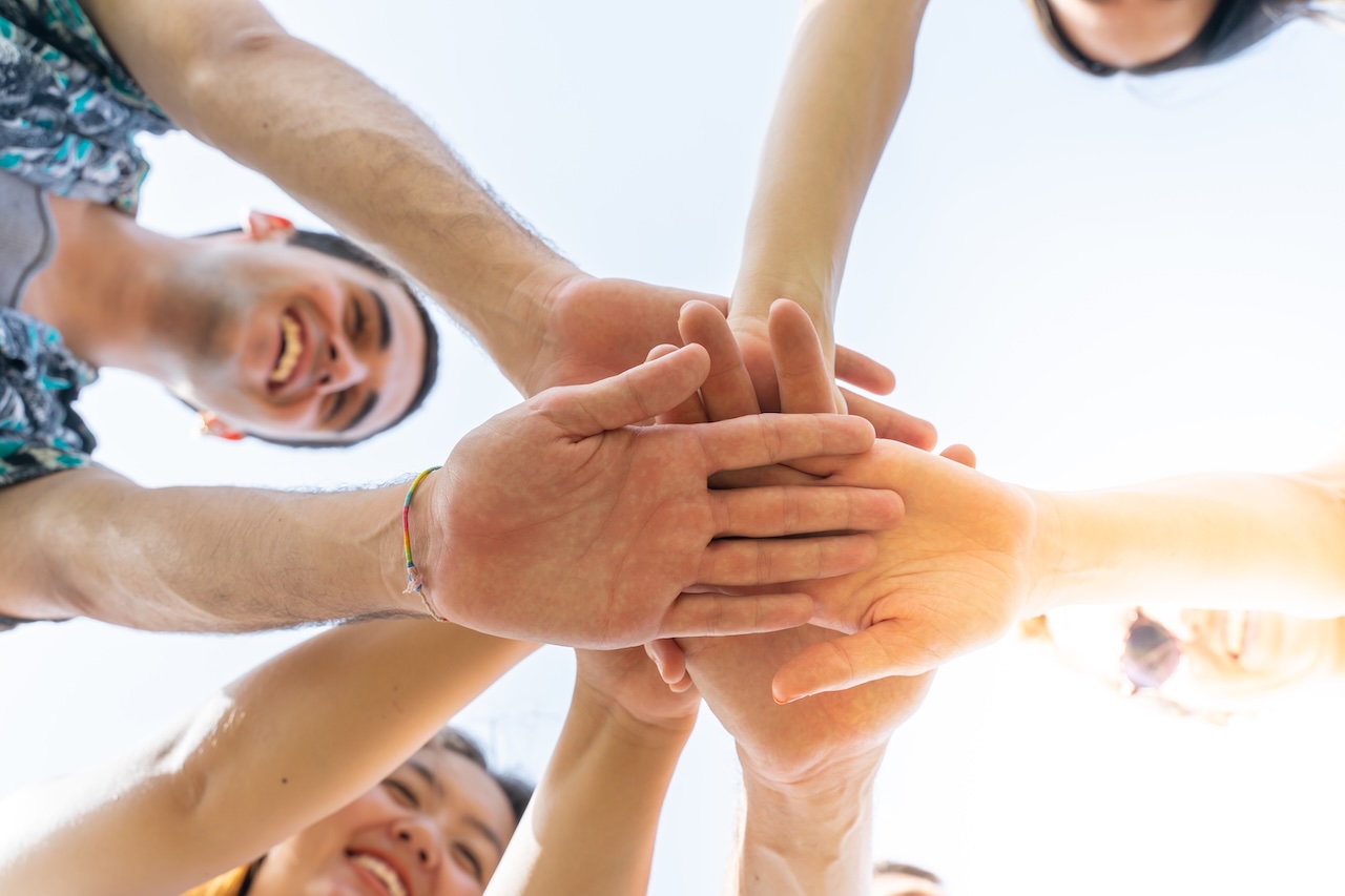 mehrere Hände aufeinander – Teamwork