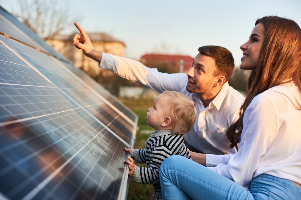 Familie vor Solarzellen